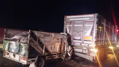 Kamyonet tıra arkadan çarptı