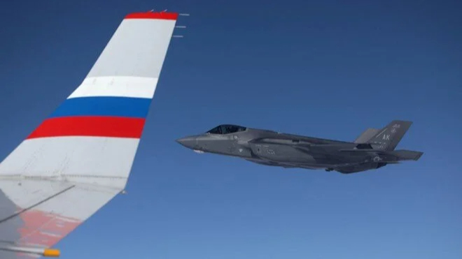 Putin'i Amerikan F-22'leri yolcu etti!