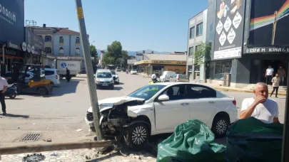 Bursa'da otomobil ile hafif ticari araç çarpıştı!