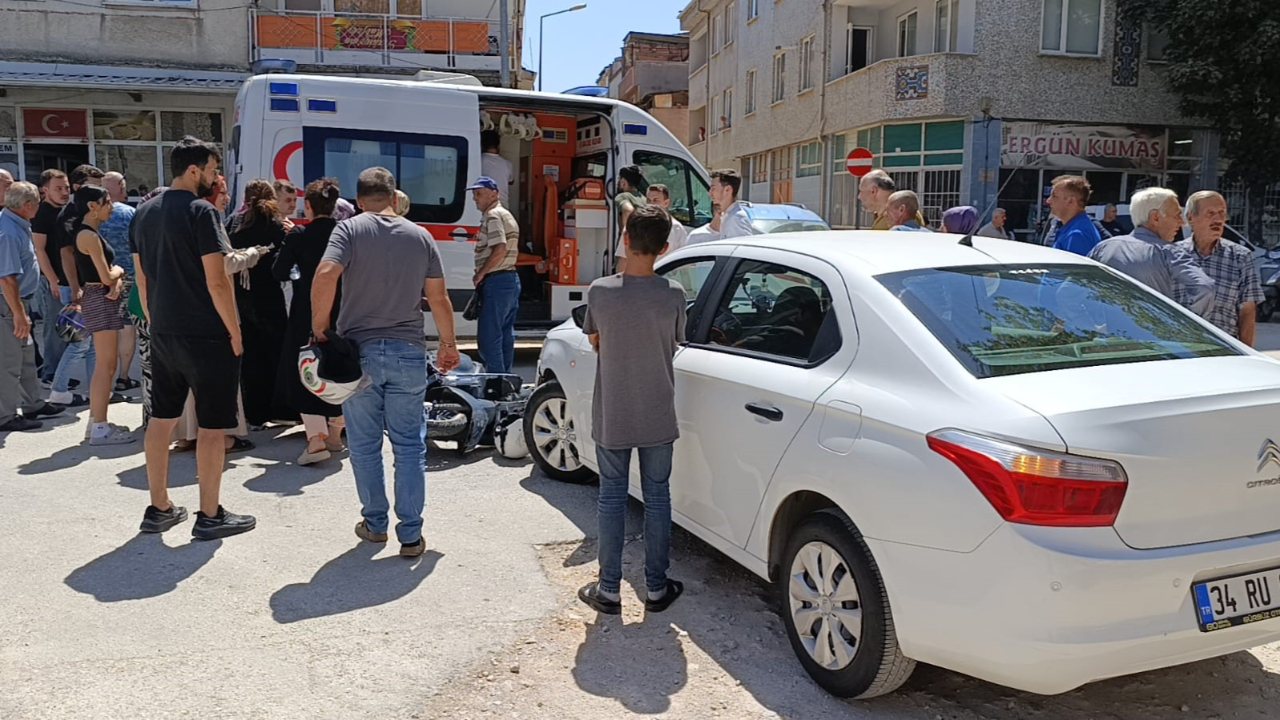 Motosiklet ile otomobil kafa kafaya çarpıştı