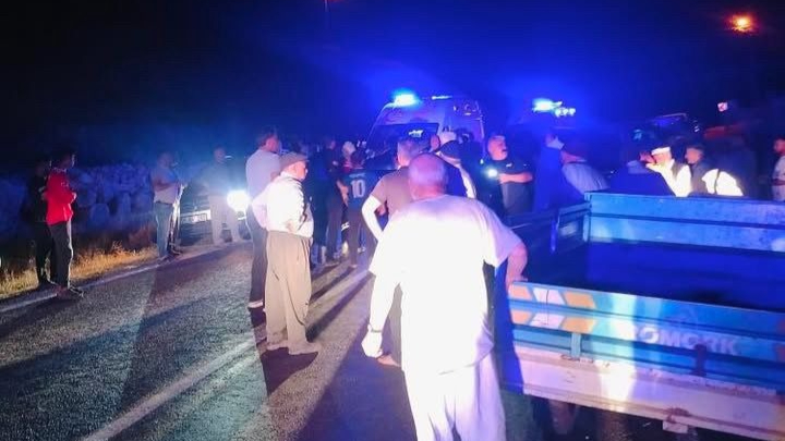 Düğün minibüsü devrildi: 6'sı çocuk 15 yaralı
