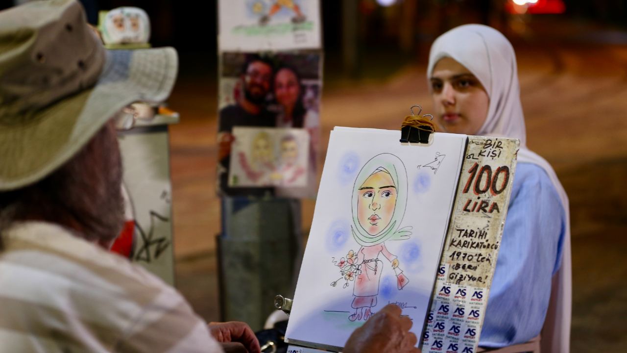 Bursa'nın karikatür ustası 55 yıldır aynı ağacın gölgesinde