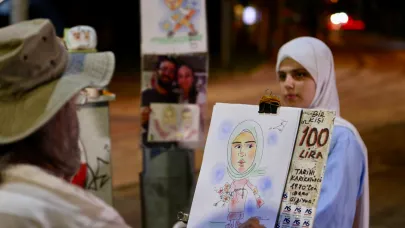 Bursa'da 55 yıldır aynı ağacın altında karikatür çiziyor!