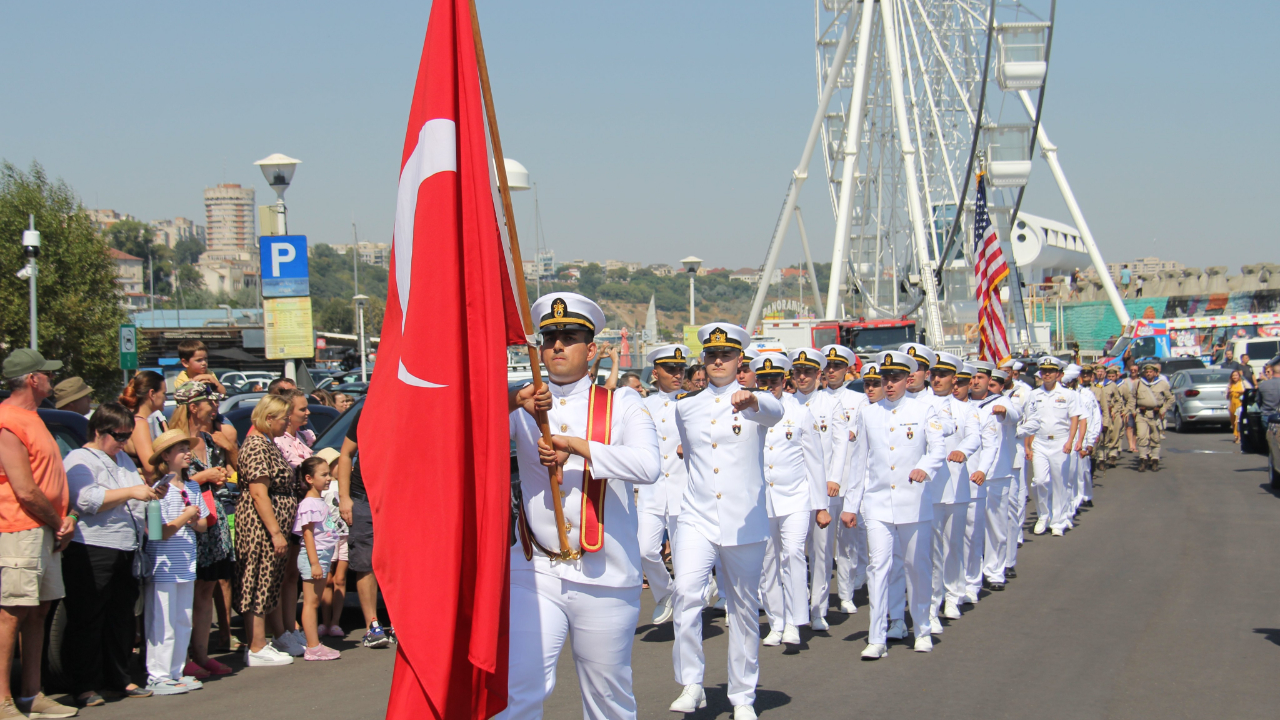 TCG Oruçreis ve TCG Heybeliada Köstence Limanı'nda