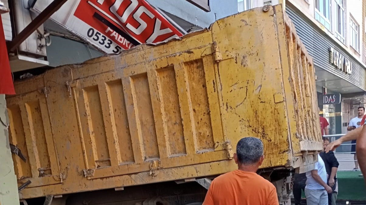 Freni patlayan kamyon paniğe yol açtı