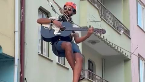 Bursa'ya konserli veda... Halat üzerinde gitar çaldı!
