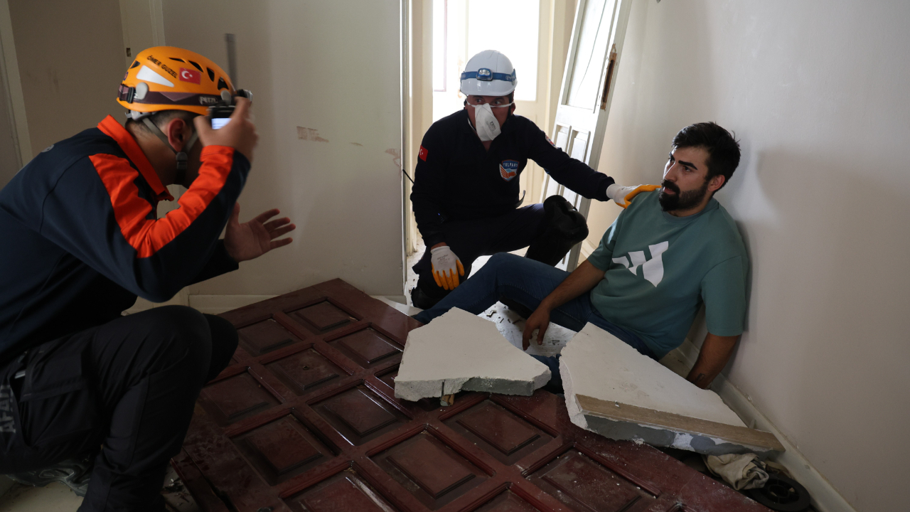 İstanbul'da gerçeği aratmayan deprem tatbikatı