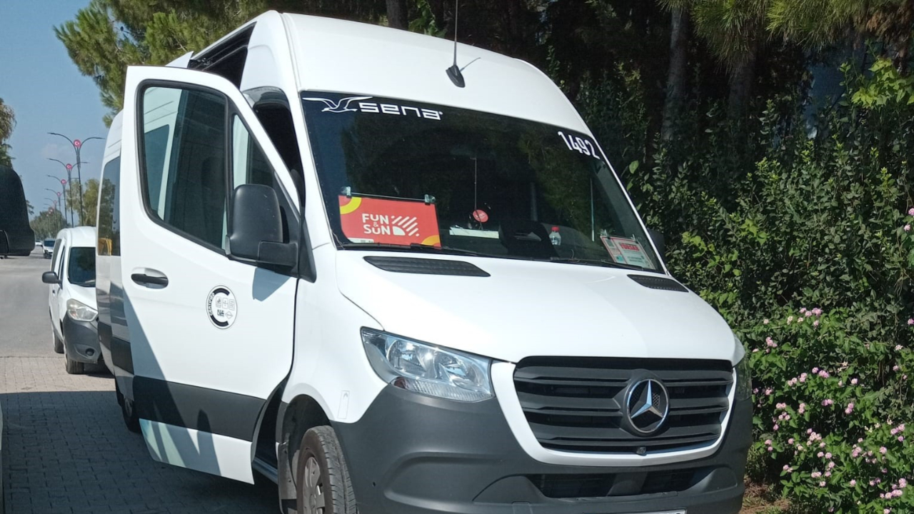 Antalya’da tur minibüsü şoförü aracında ölü bulundu