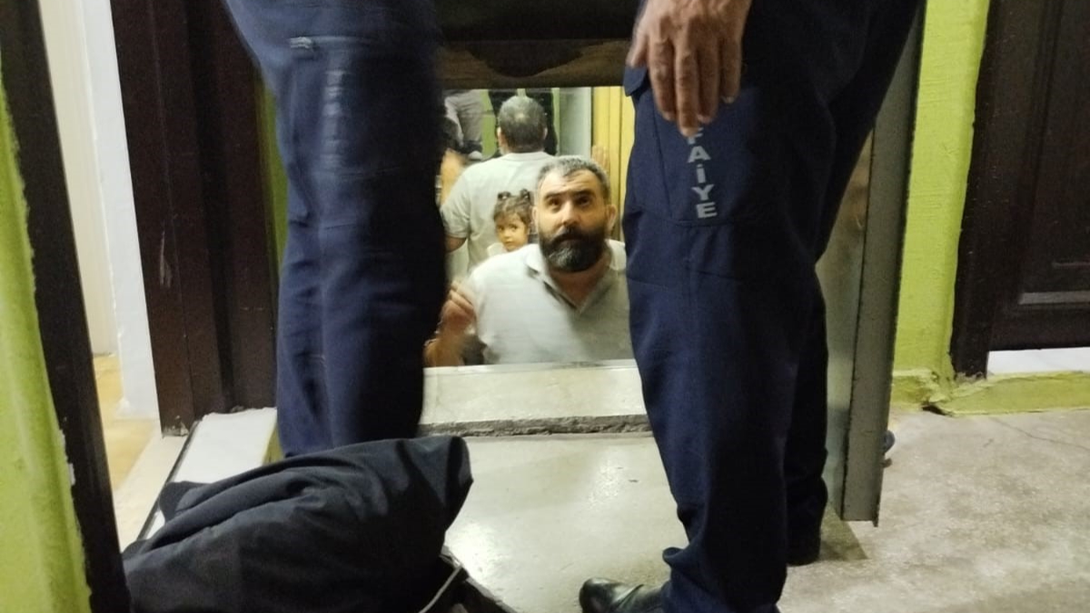 Asansörde kalan aileyi ekipler kurtardı