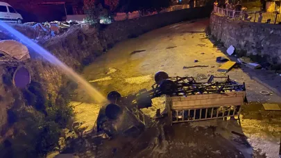 Dere yatağına düşen kamyonet alev aldı