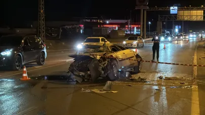 Bariyere çarpan otomobil metrelerce sürüklendi