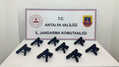 Antalya'da otomobilden 8 ruhsatsız tabanca çıktı