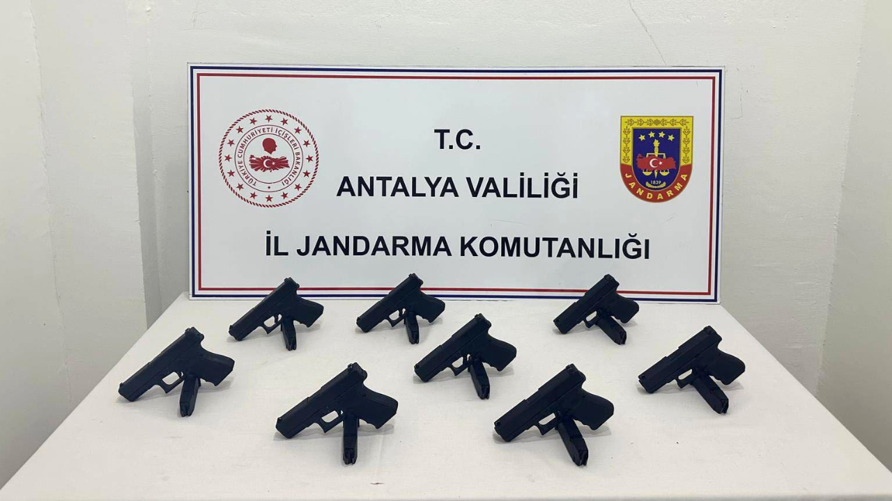 Antalya'da otomobilden 8 ruhsatsız tabanca çıktı