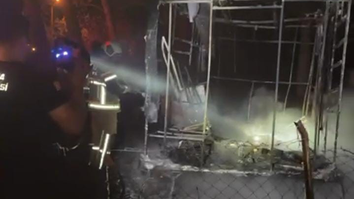 Bursa'da park halindeki karavan kül oldu
