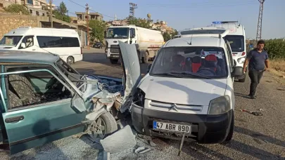 Tofaş hafif ticari araçla çarpıştı: 3 yaralı