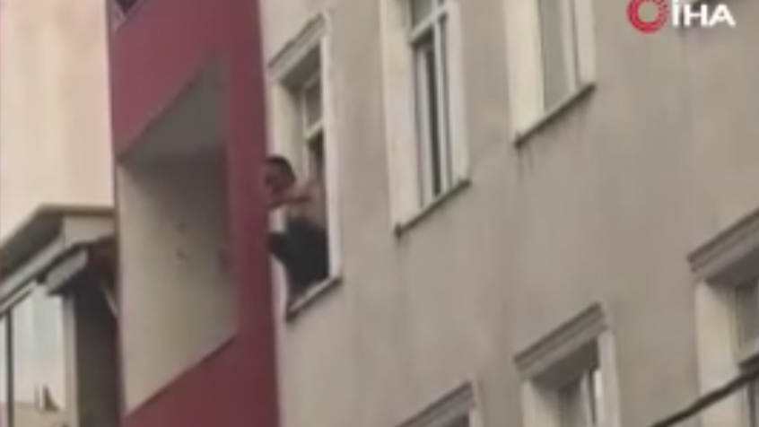 Ailesini rehin alan kişi 3. kattan atladı