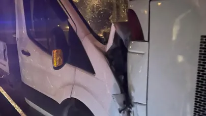 Kamyonet ile yolcu otobüsü çarpıştı: 7 yaralı