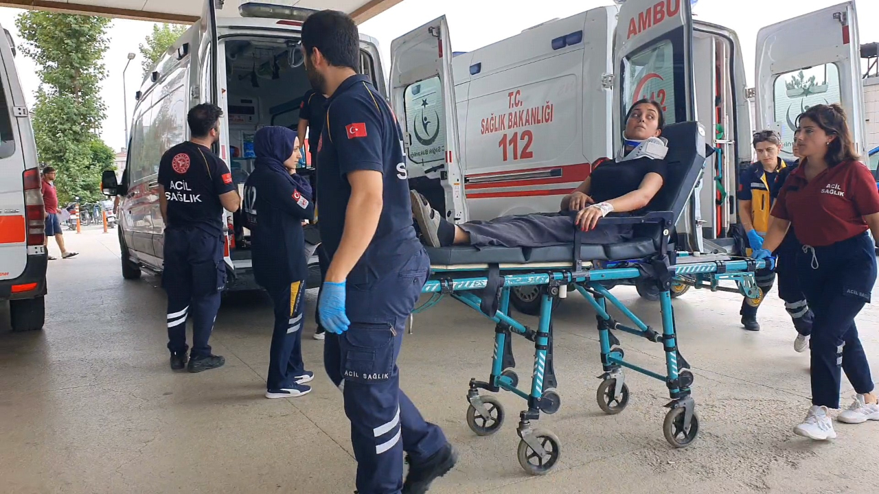 Kontrolden çıkan araç taklalar attı, 2 kişi yaralandı