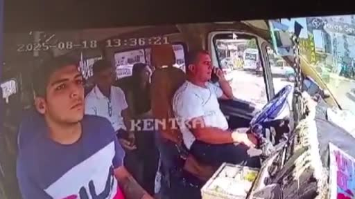 Minibüste kapkaç: Araç kırmızı ışıkta durunca paraları alıp kaçtı