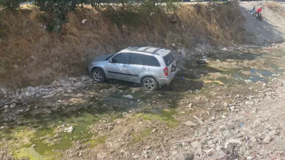 Çocukların el frenini indirdiği otomobil dereye uçtu