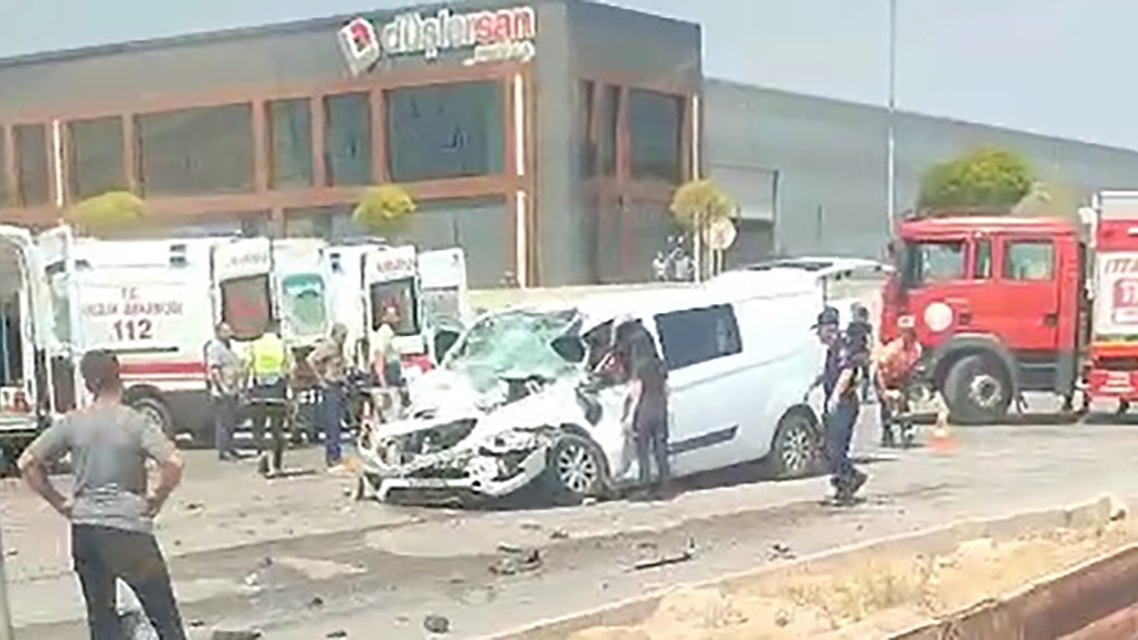 Eskişehir’de panelvan araç tıra arkadan çarptı: 1’i ağır 3 yaralı