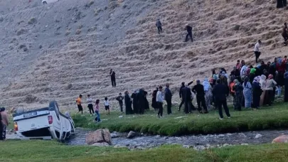 Van'da kamyonet uçuruma yuvarlandı: 6 yaralı