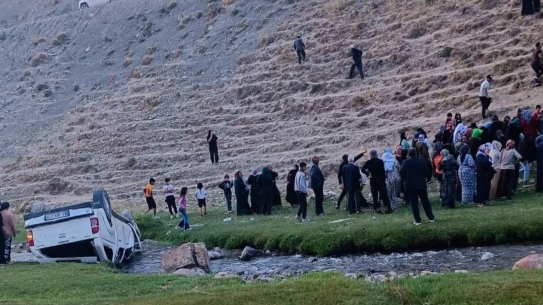Van'da kamyonet uçuruma yuvarlandı: 6 yaralı