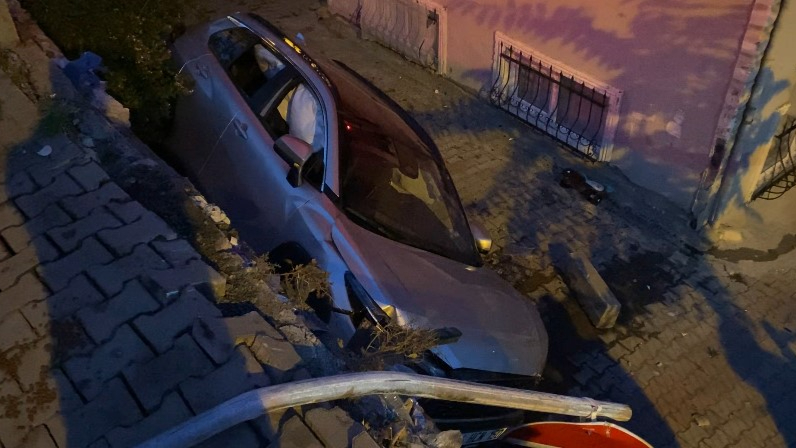 İstanbul'da otomobil apartmanın bahçesine düştü: 1 yaralı