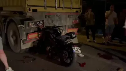 Bursa’da motosiklet tıra ok gibi saplandı!