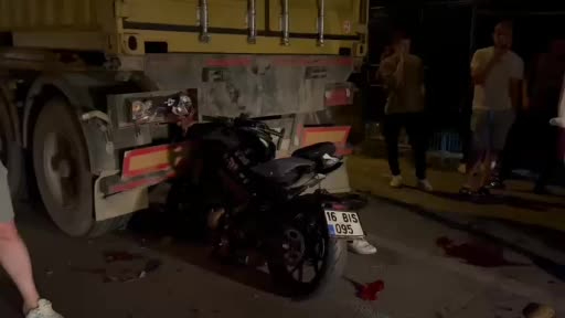 Bursa’da motosiklet tıra ok gibi saplandı!