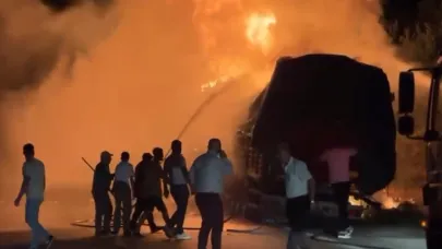 Çöp atığı yüklü tırda yangın çıktı