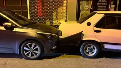 Park halindeki araçlara çarpan sürücü panikle aracı bırakıp kaçtı