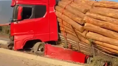 Tomruk yüklü tır kaza yaptı: Şoför yara almadan kurtuldu