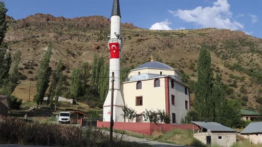 Yol kenarındaki cami yolcuların uğrak yeri
