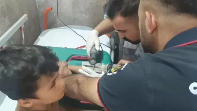 Çocuğun parmağına sıkıştırdığı cıvata pulu kesilerek çıkartıldı