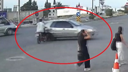 Motosikletin otomobile çarpma anı kamerada