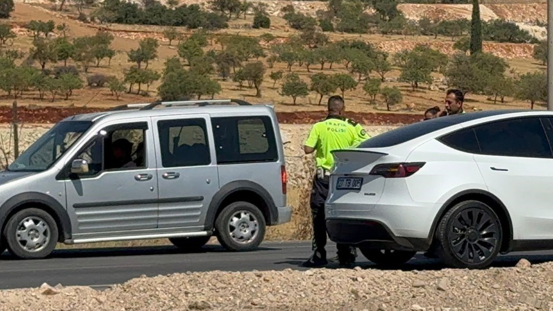 Tesla aracın fotoğrafını çekerken tır çarptı