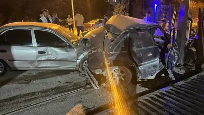 Kontrolden çıkan otomobil park halindeki araca çarptı...