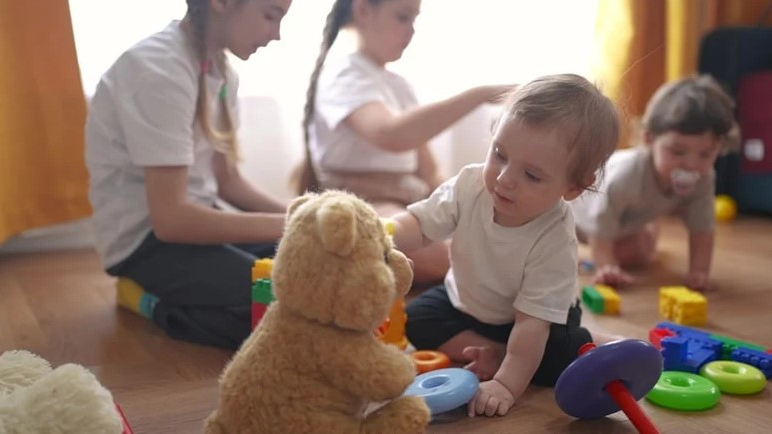 Bakanlık'tan kreşe alternatif çözüm: 'Komşu anne' modeli geliyor!