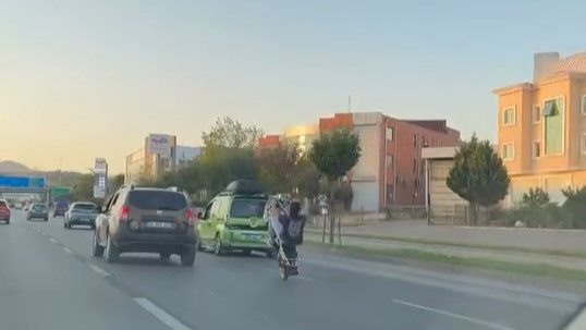 Trafikte motosikletiyle akrobasi yaptı
