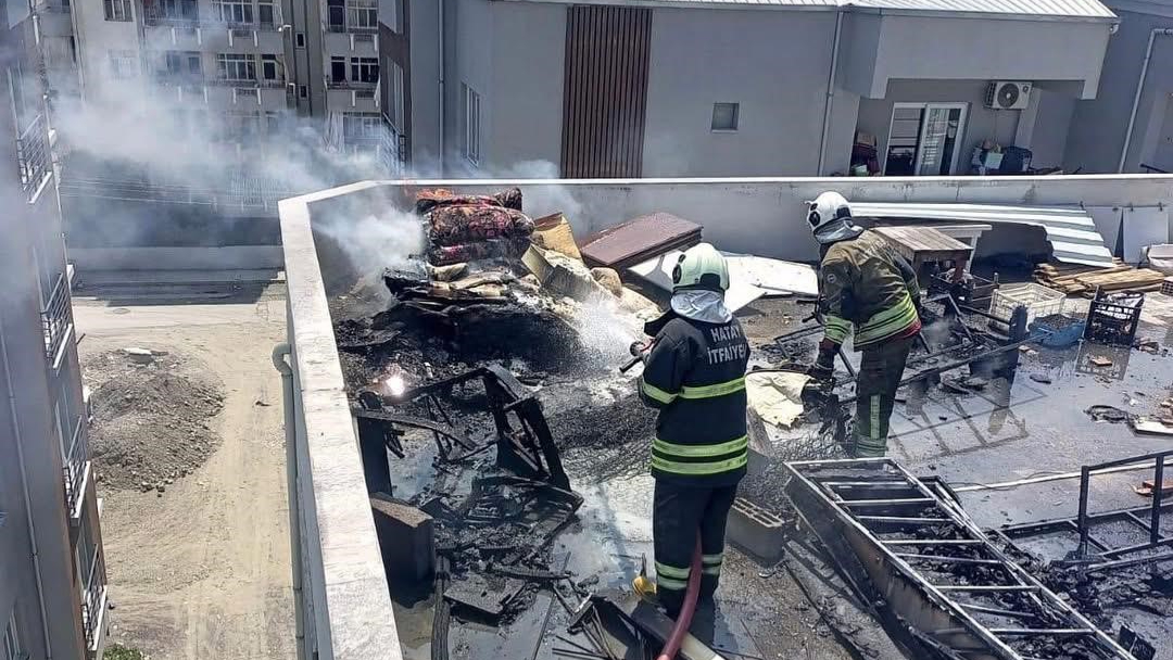 Çatıda çıkan yangına itfaiyeden hızlı müdahale