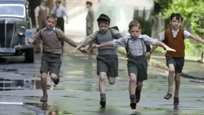 Çizgili Pijamalı Çocuk: Tarihi drama türünün unutulmaz yapımı!