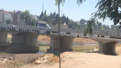 Kirmasti Çayı üzerindeki köprüde tepki çeken manzara