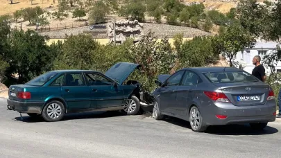Kafa kafaya çarpıştılar, trafikte panik anları!