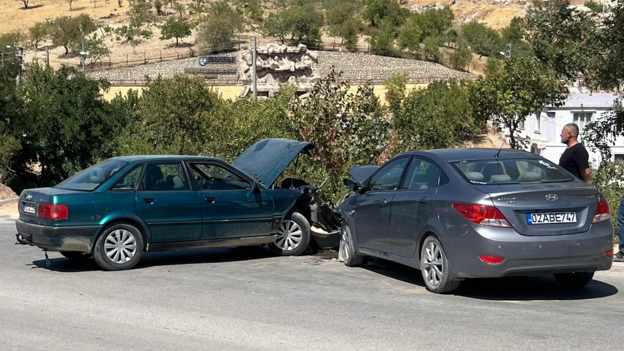 Kafa kafaya çarpıştılar, trafikte panik anları!