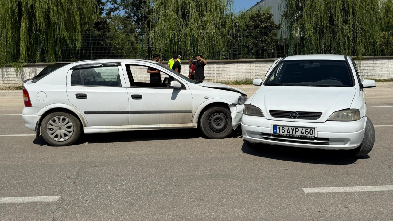 İnegöl'de otomobiller çarpıştı: 2 yaralı