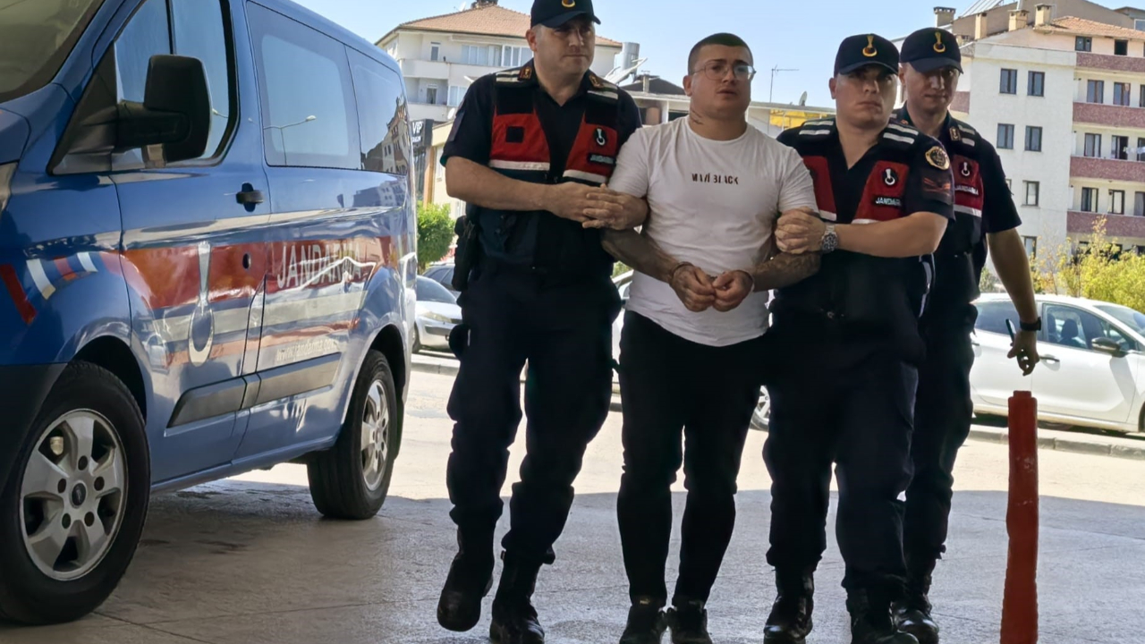 Kavgayı ayırmaya çalışan özel güvenlik görevlisini bıçaklayan saldırgan tutuklandı