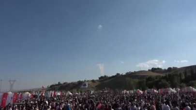 Türk Yıldızları'nın gösterisi Ahlat'ta nefes kesti