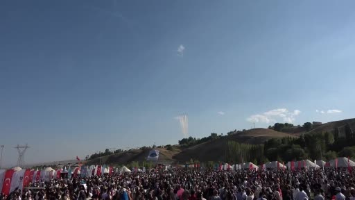 Türk Yıldızları'nın gösterisi Ahlat'ta nefes kesti