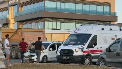 Kamyonet ile çekici çarpıştı: 3 yaralı